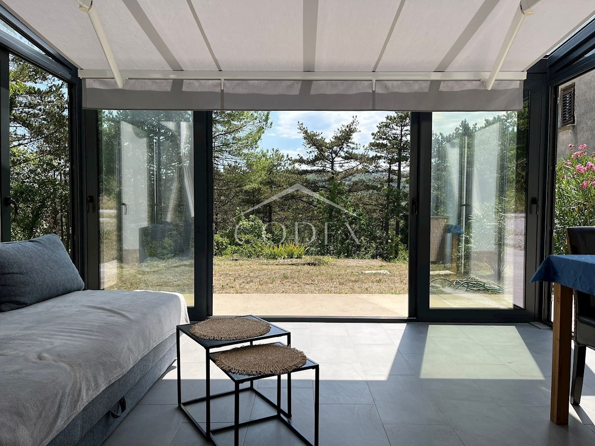 Labin – prodaja moderne hiše z zimskim vrtom in veliko parcelo