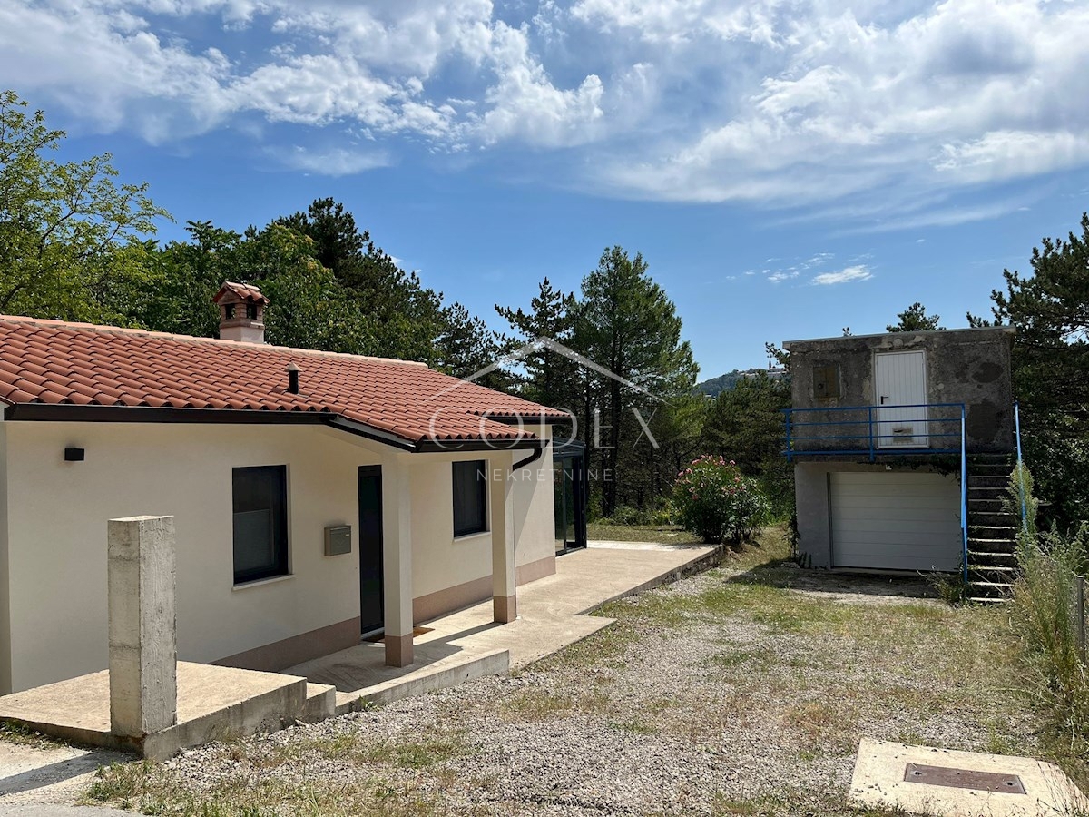 Labin – prodaja moderne hiše z zimskim vrtom in veliko parcelo