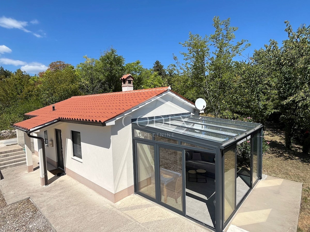 Labin – prodaja moderne hiše z zimskim vrtom in veliko parcelo