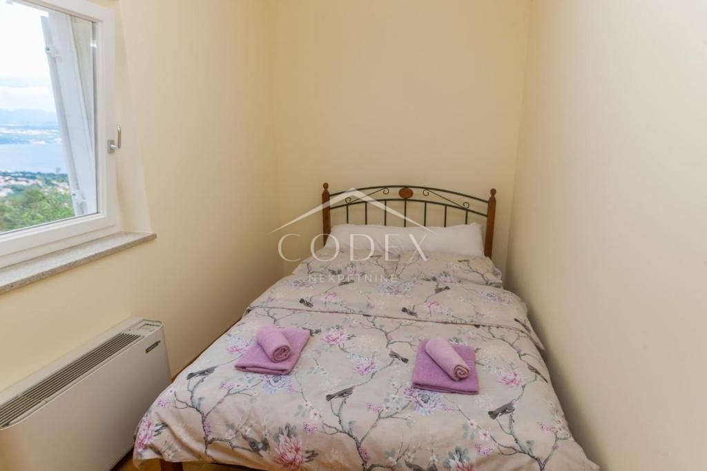 Lovran – hiša za prodajo z bazenom, 3 stanovanji in vrhunskim razgledom