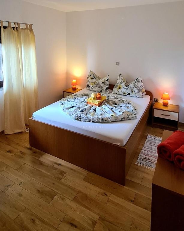 Lovran – hiša za prodajo z bazenom, 3 stanovanji in vrhunskim razgledom