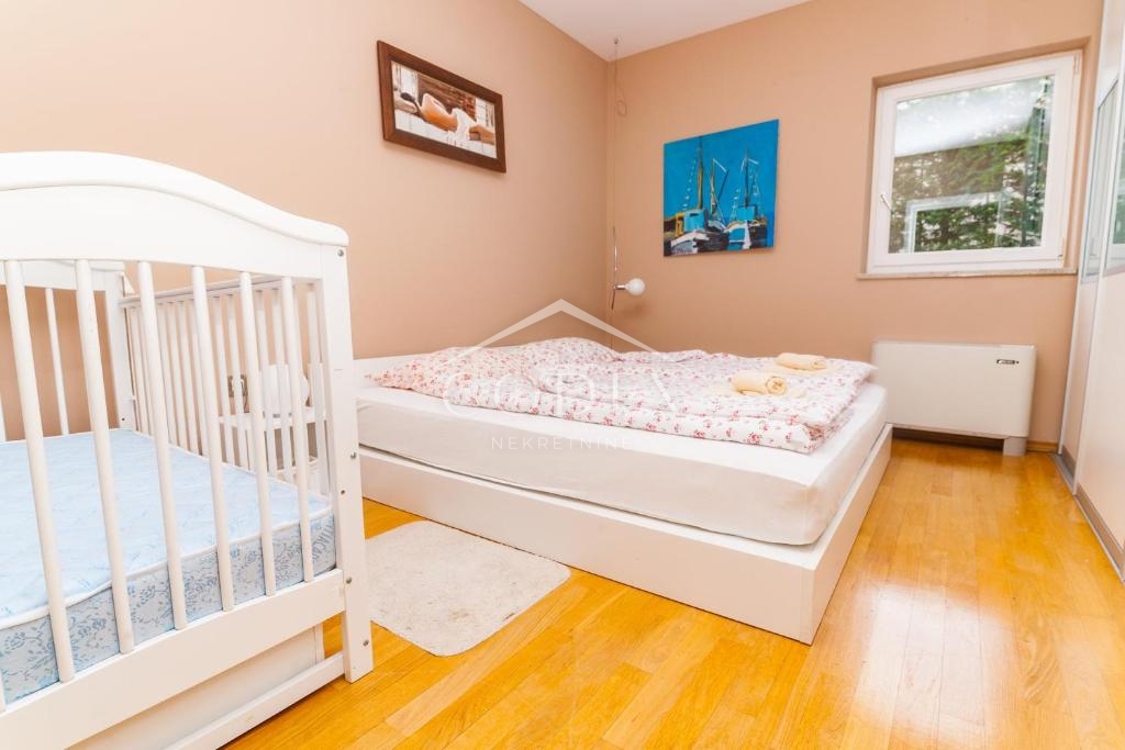 Lovran – hiša za prodajo z bazenom, 3 stanovanji in vrhunskim razgledom