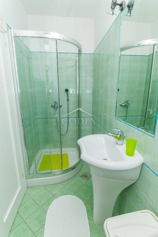 Lovran – hiša za prodajo z bazenom, 3 stanovanji in vrhunskim razgledom