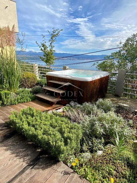 Lovran – hiša za prodajo z bazenom, 3 stanovanji in vrhunskim razgledom