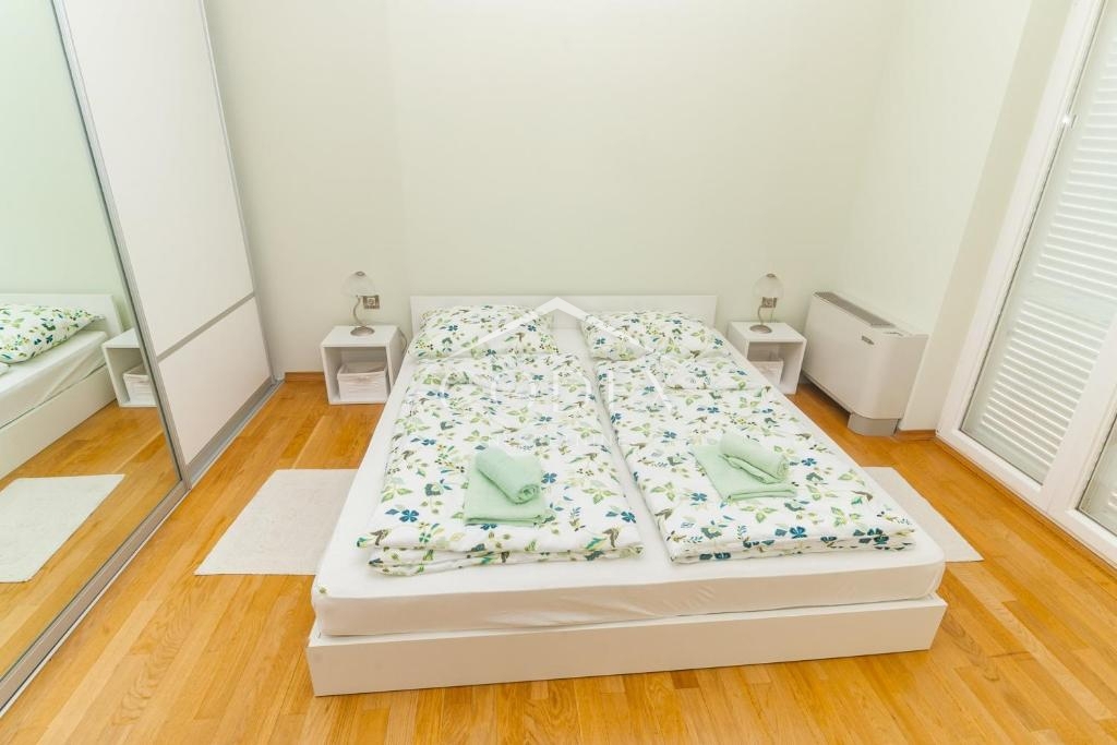 Lovran – hiša za prodajo z bazenom, 3 stanovanji in vrhunskim razgledom