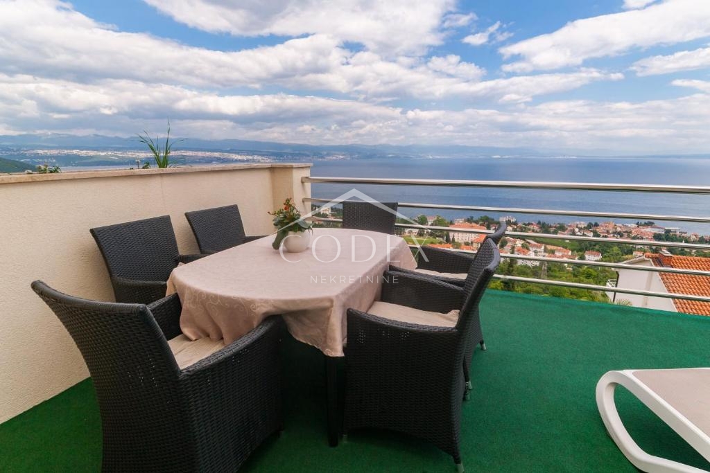 Lovran – hiša za prodajo z bazenom, 3 stanovanji in vrhunskim razgledom