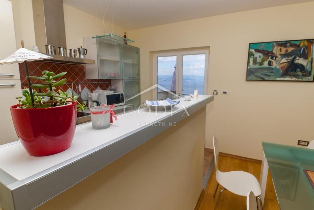 Lovran – hiša za prodajo z bazenom, 3 stanovanji in vrhunskim razgledom