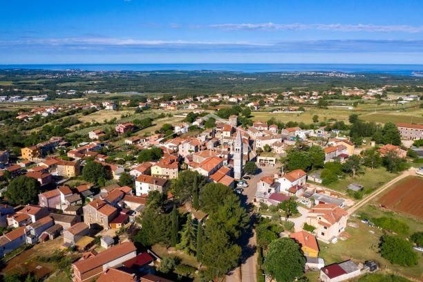 Kaštelir - prodaja gradbenega zemljišča v nas