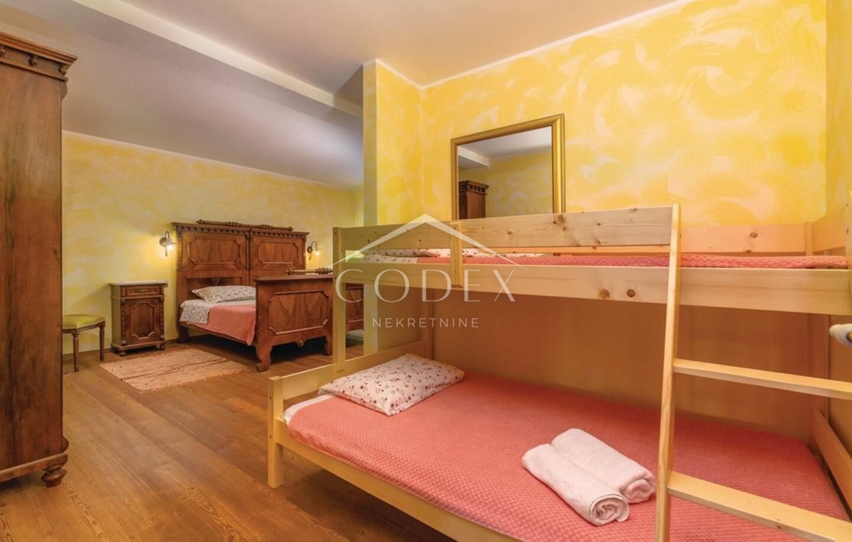 Višnjan - kamnita vila polna udobja