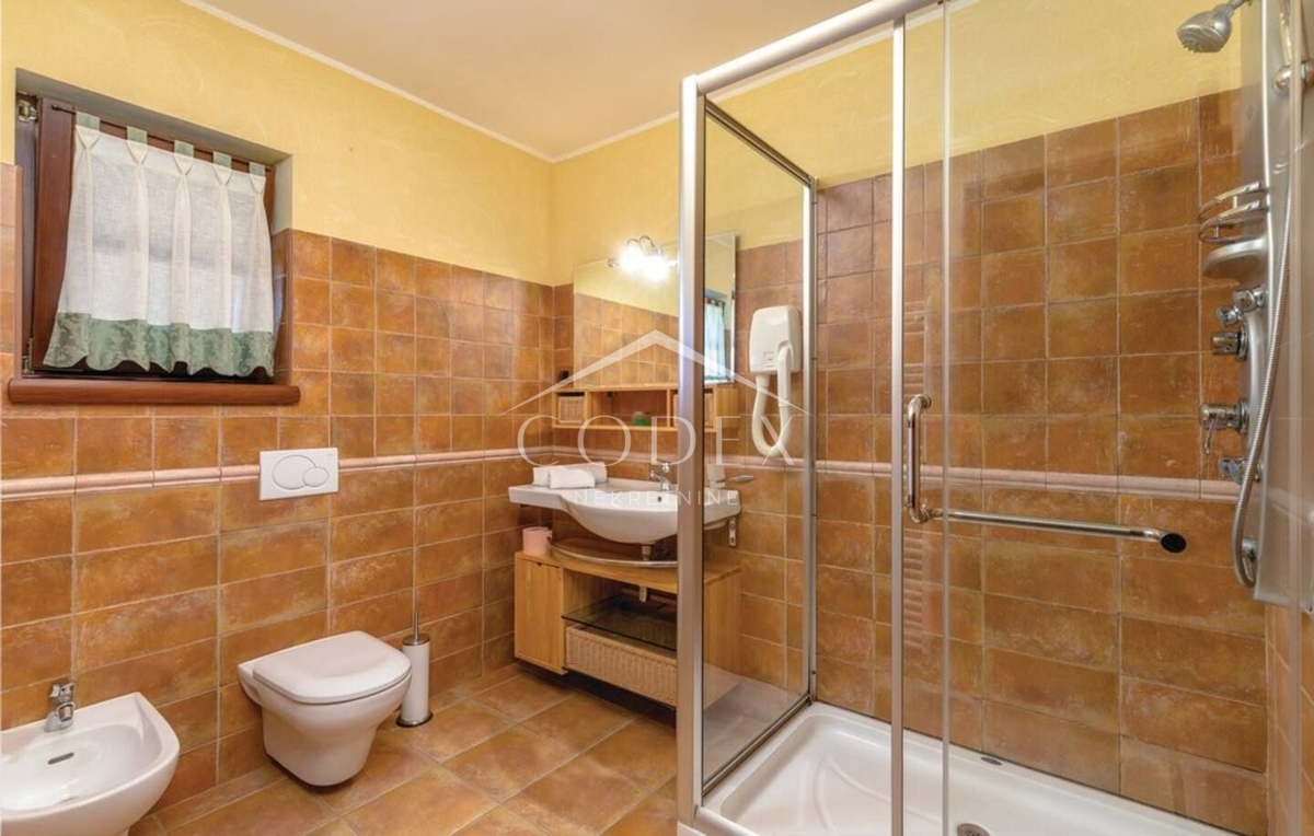 Višnjan - kamnita vila polna udobja