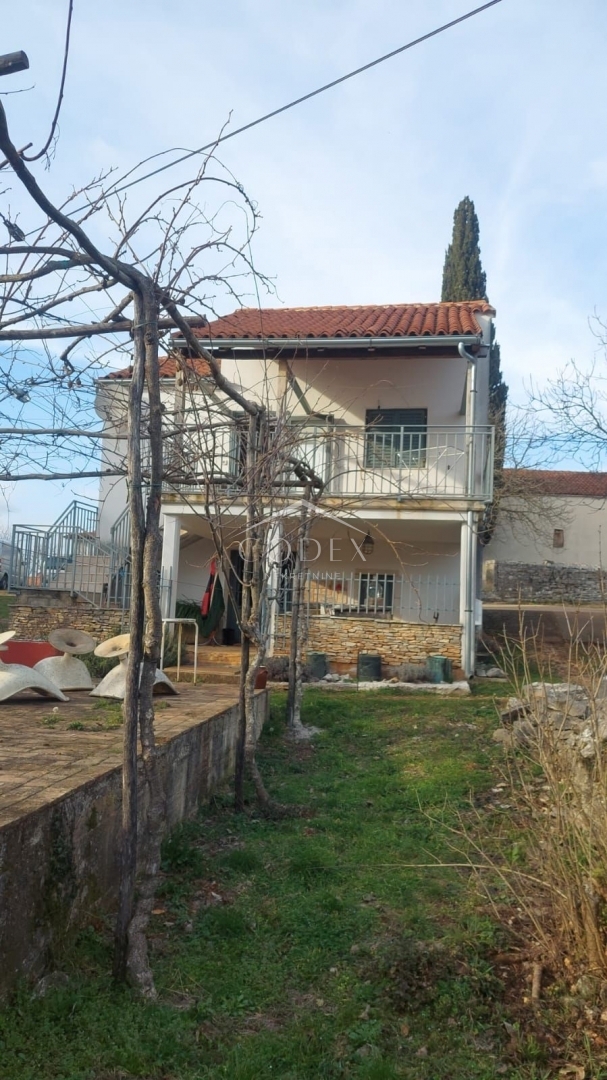 Oprtalj - prodaja nepremičnine z 2 hišama in gradbenim zemljiščem