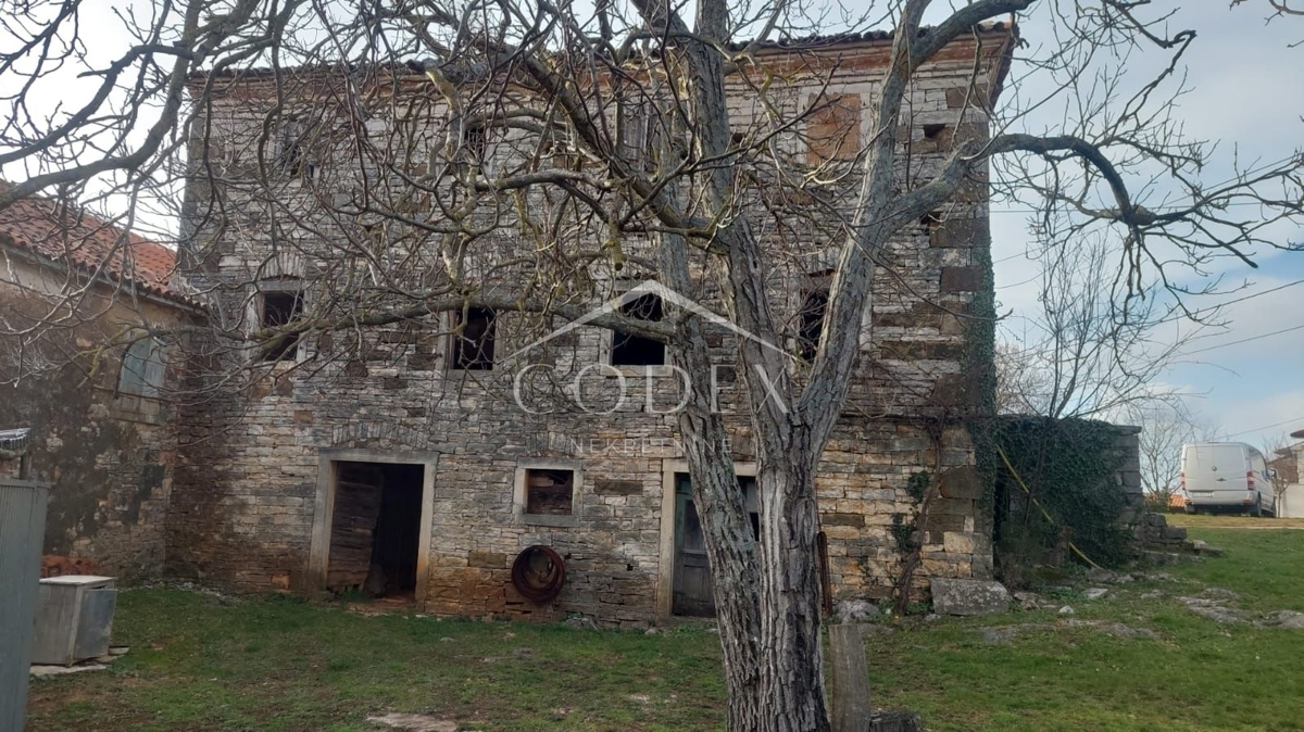 Oprtalj - prodaja nepremičnine z 2 hišama in gradbenim zemljiščem