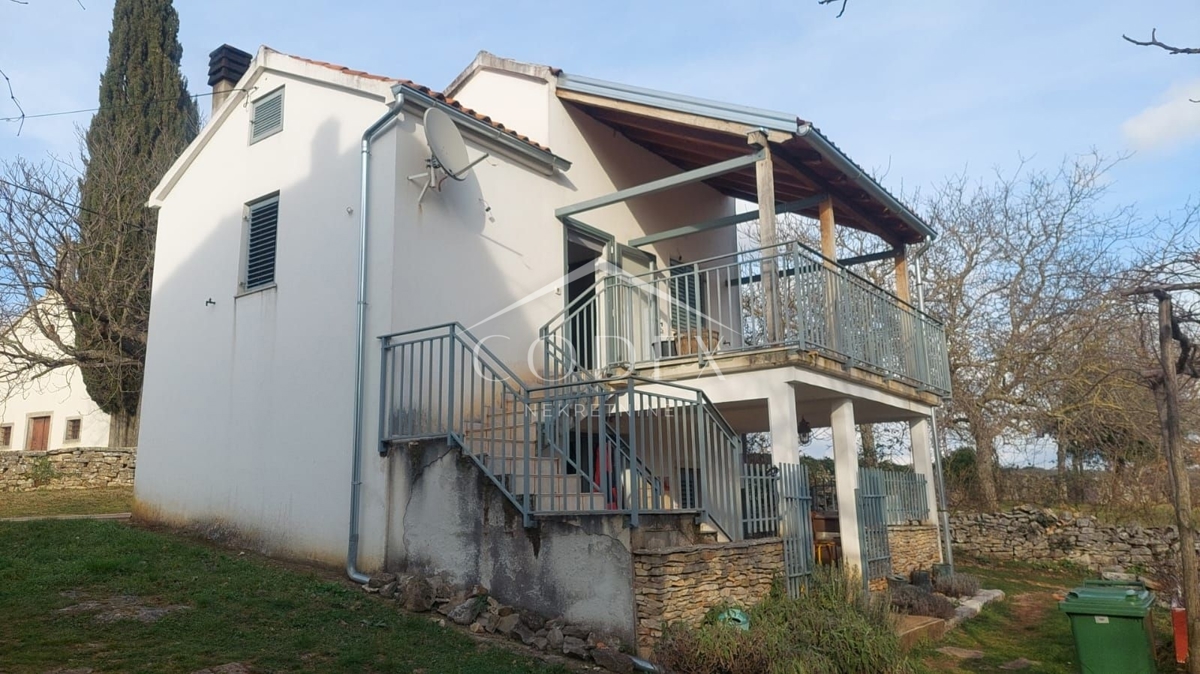 Oprtalj - prodaja nepremičnine z 2 hišama in gradbenim zemljiščem