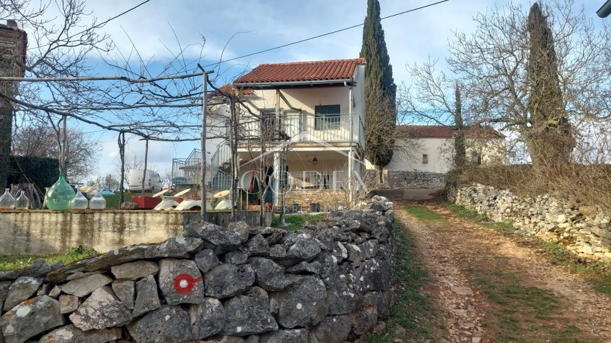 Oprtalj - prodaja nepremičnine z 2 hišama in gradbenim zemljiščem