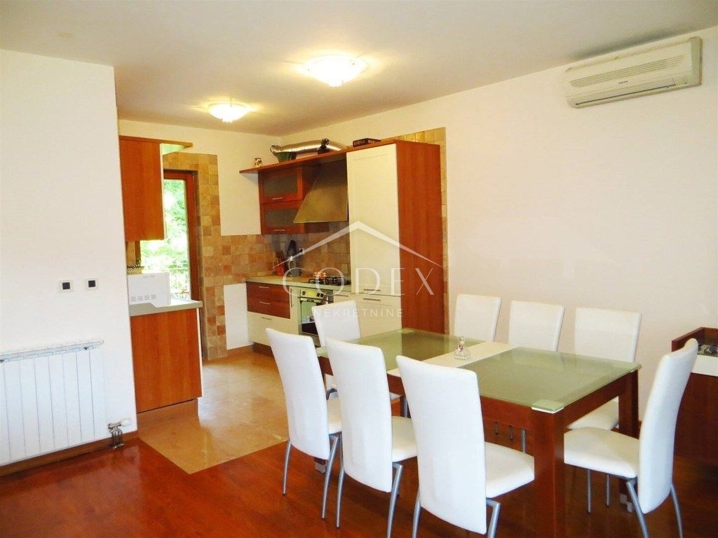 Ičići - prodaja čudovitega dvoetažnega apartmaja s pogledom na morje