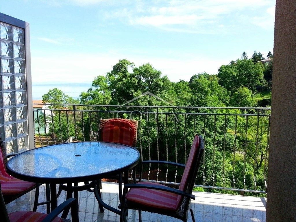 Ičići - prodaja čudovitega dvoetažnega apartmaja s pogledom na morje