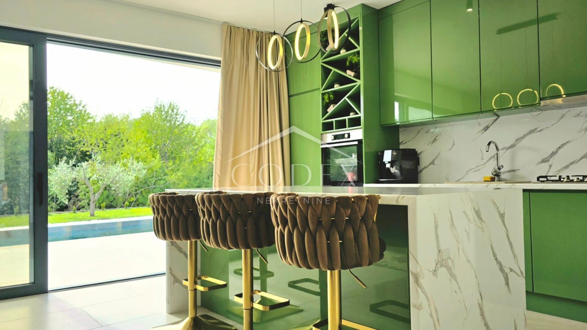 Labin - vila z 2 stanovanjskima enotama in bazenom za sprostitev