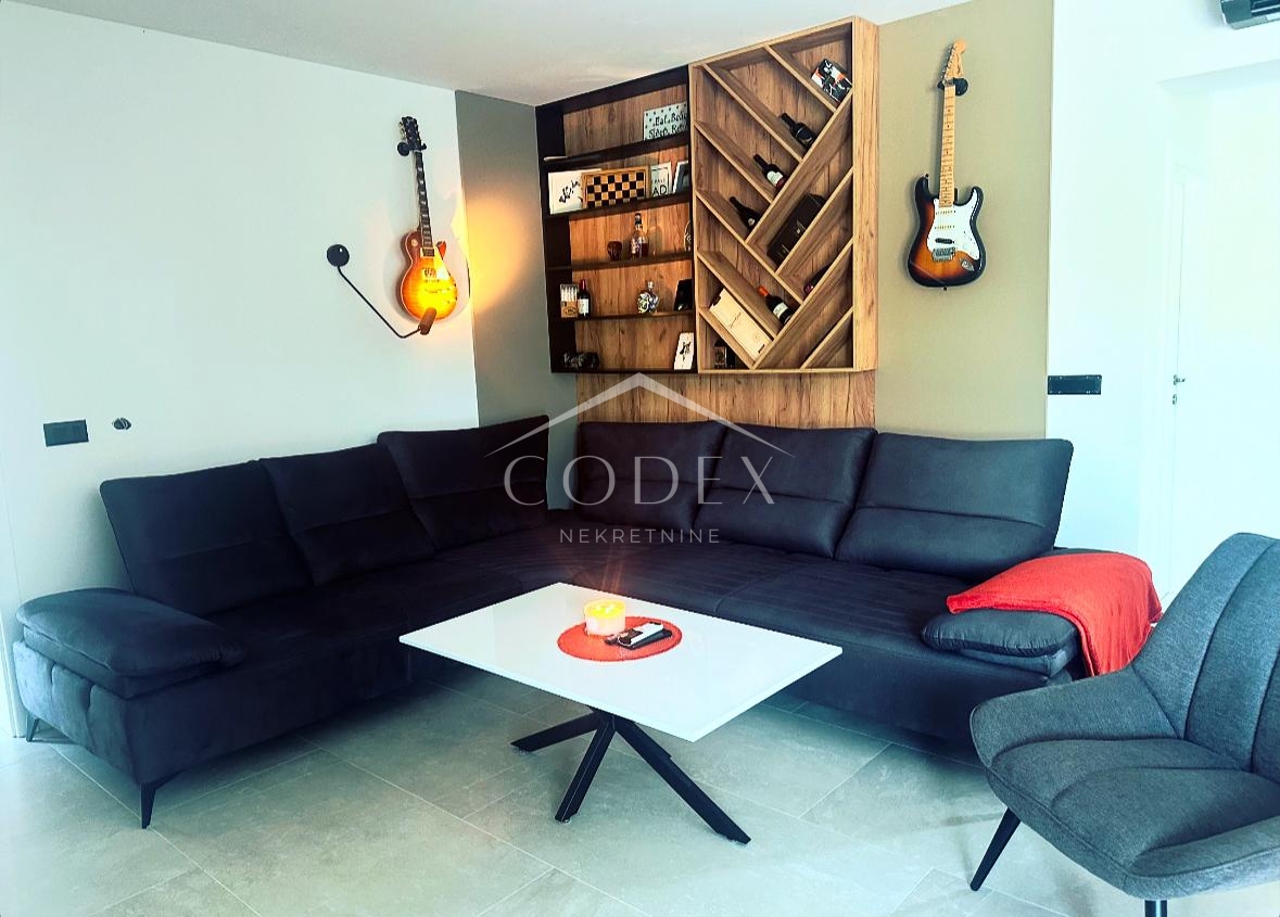 Labin - vila z 2 stanovanjskima enotama in bazenom za sprostitev