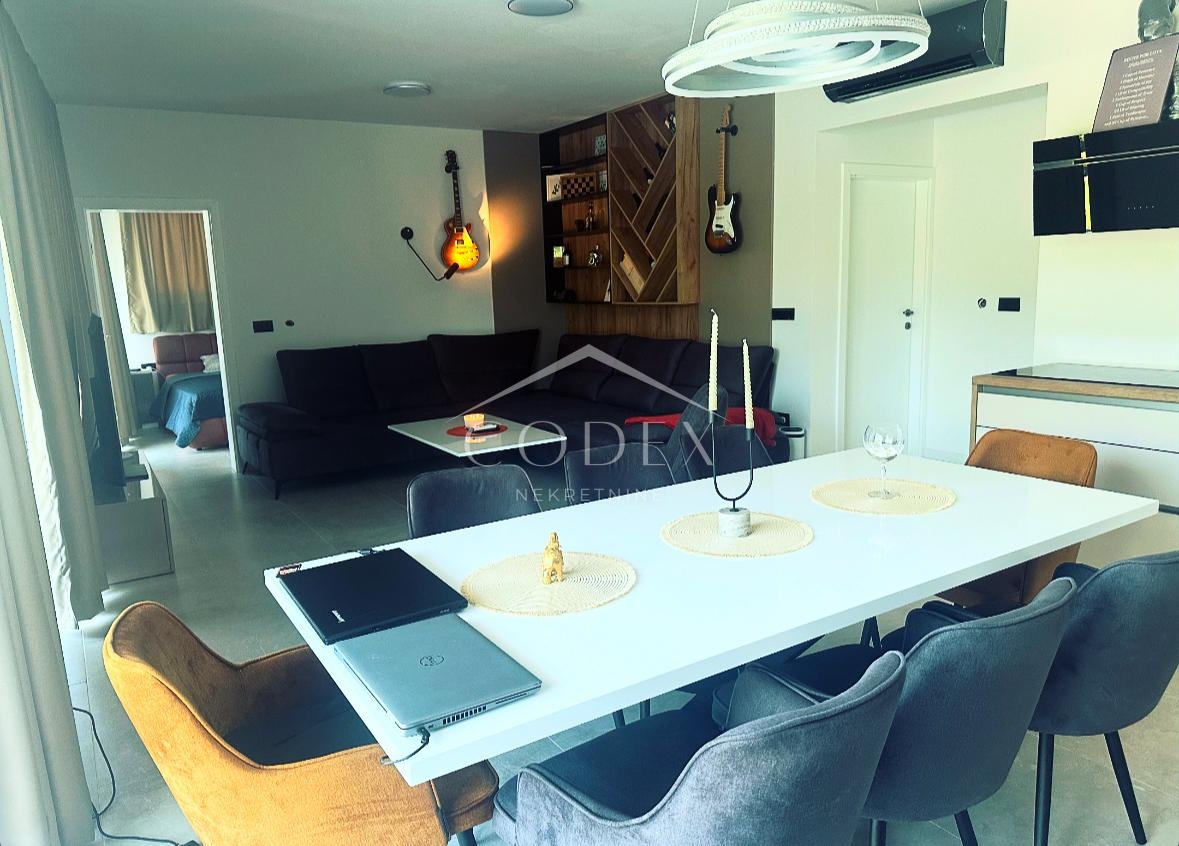 Labin - vila z 2 stanovanjskima enotama in bazenom za sprostitev