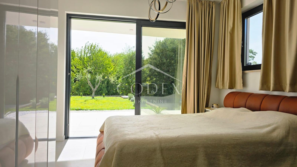 Labin - vila z 2 stanovanjskima enotama in bazenom za sprostitev