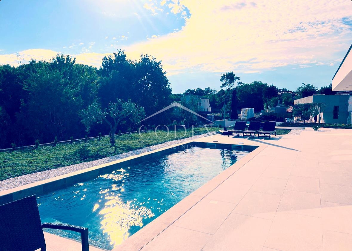 Labin - vila z 2 stanovanjskima enotama in bazenom za sprostitev