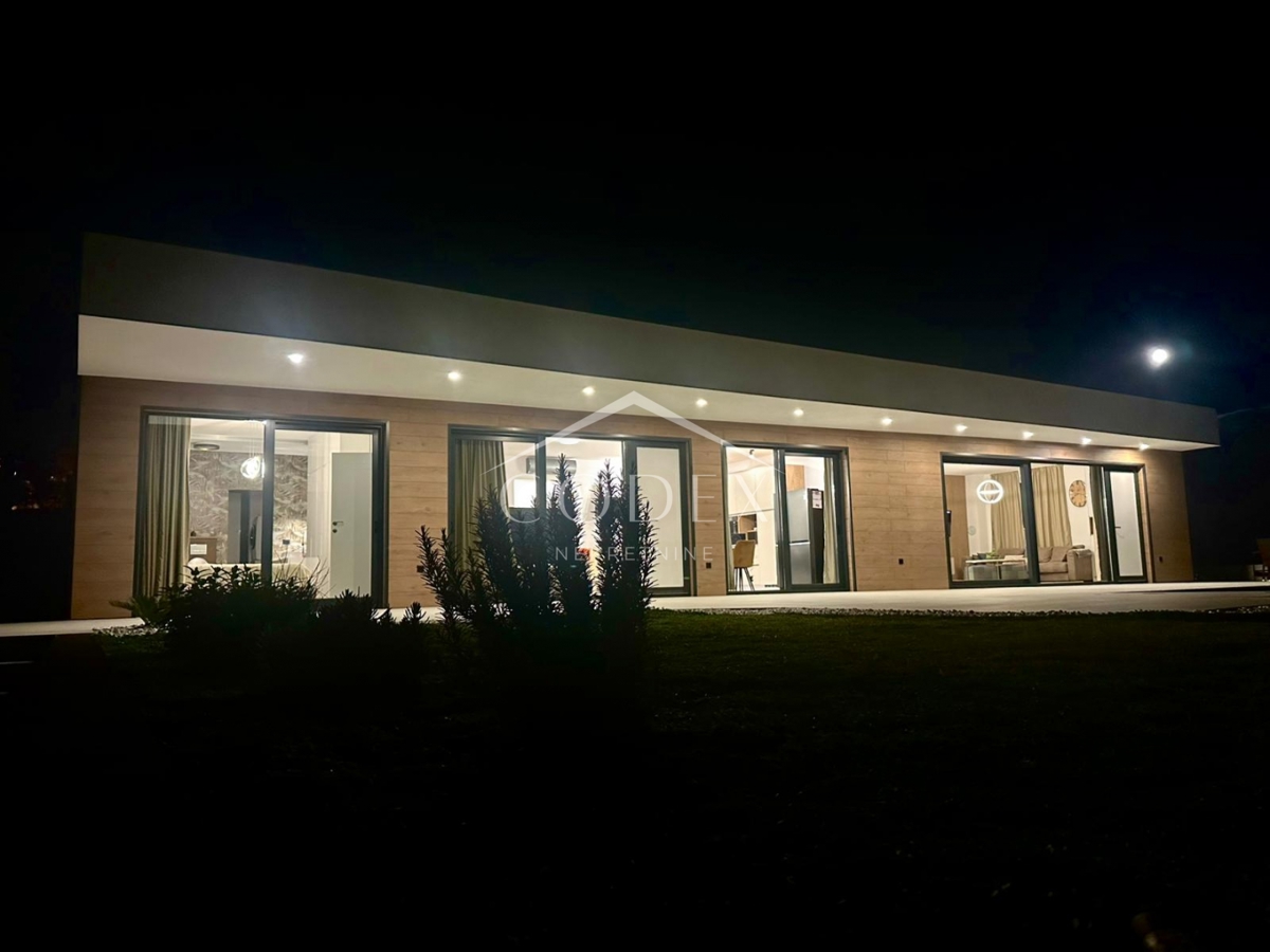 Labin - vila z 2 stanovanjskima enotama in bazenom za sprostitev