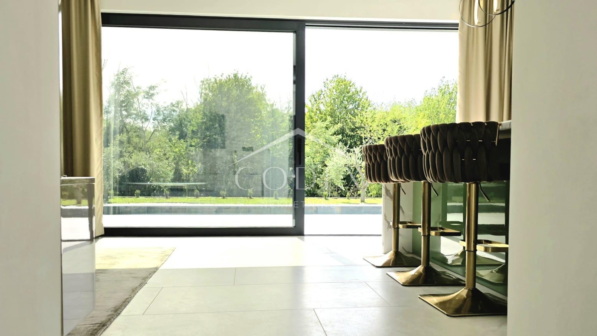 Labin - vila z 2 stanovanjskima enotama in bazenom za sprostitev