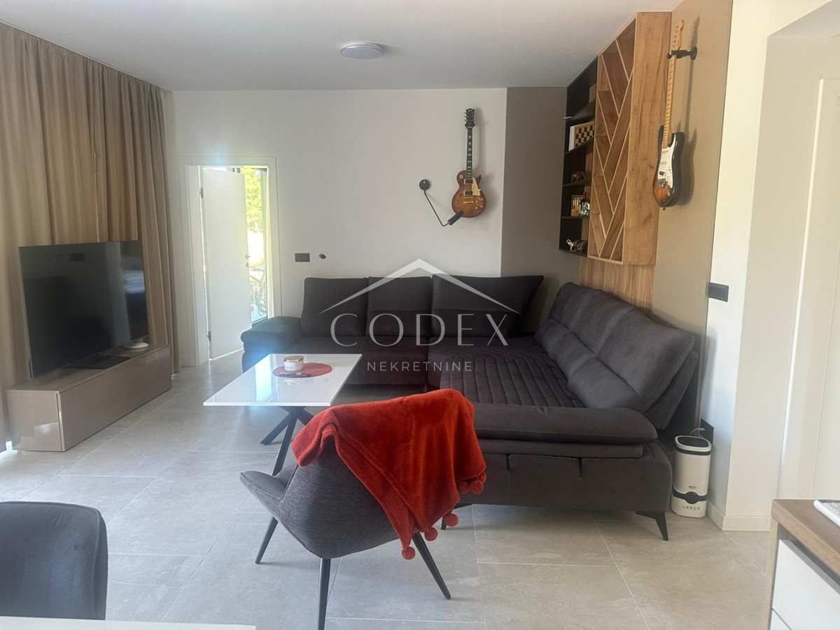 Labin - vila z 2 stanovanjskima enotama in bazenom za sprostitev