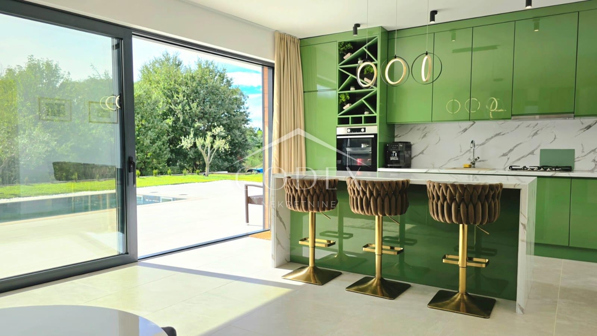 Labin - vila z 2 stanovanjskima enotama in bazenom za sprostitev