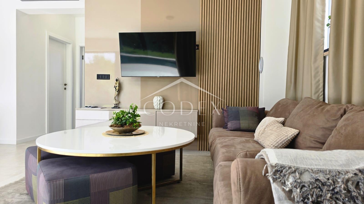 Labin - vila z 2 stanovanjskima enotama in bazenom za sprostitev