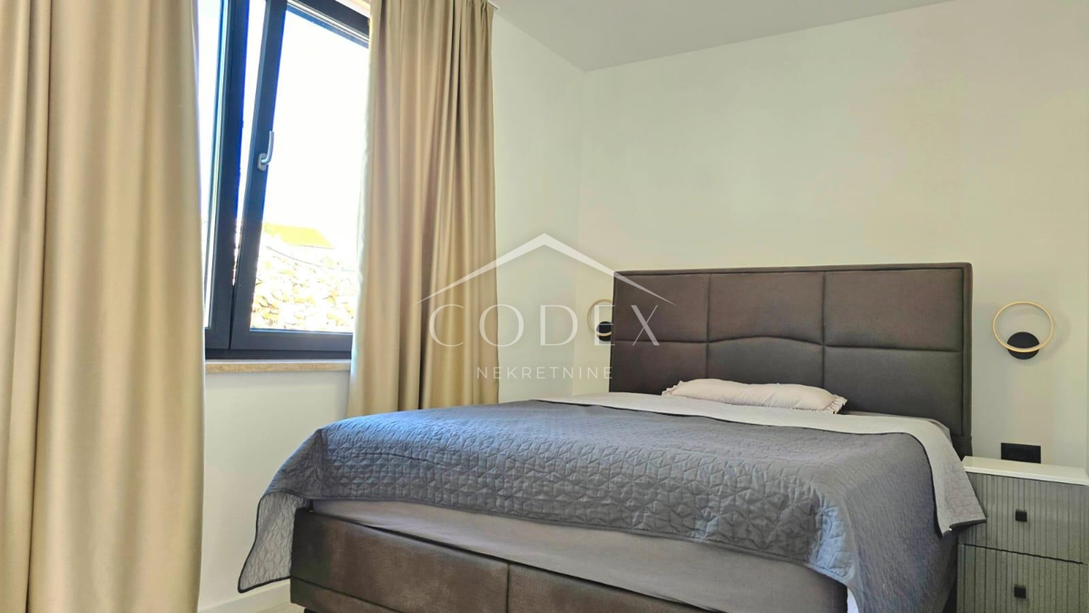 Labin - vila z 2 stanovanjskima enotama in bazenom za sprostitev