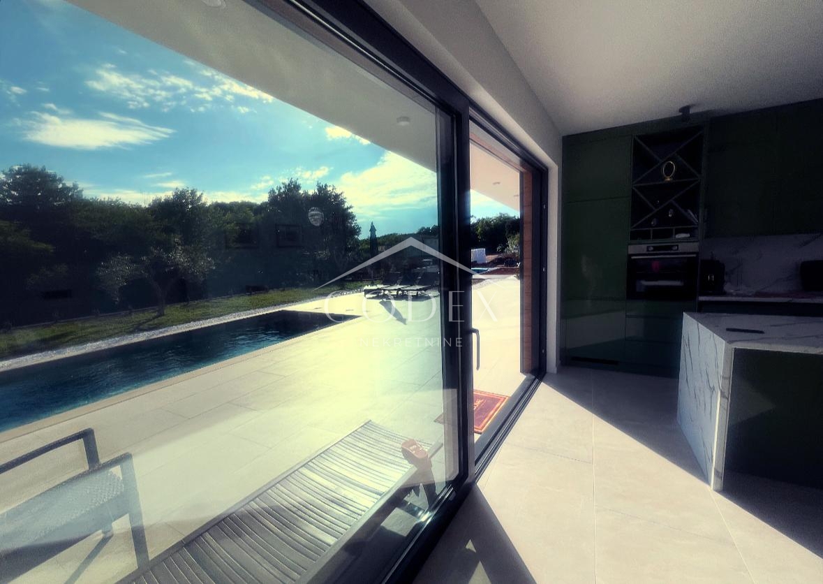 Labin - vila z 2 stanovanjskima enotama in bazenom za sprostitev