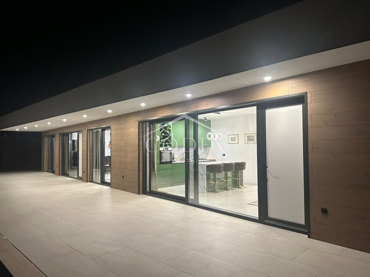 Labin - vila z 2 stanovanjskima enotama in bazenom za sprostitev