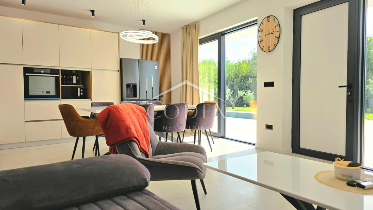 Labin - vila z 2 stanovanjskima enotama in bazenom za sprostitev