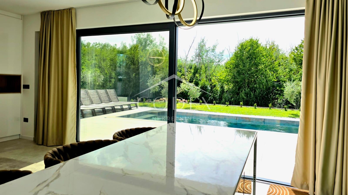 Labin - vila z 2 stanovanjskima enotama in bazenom za sprostitev