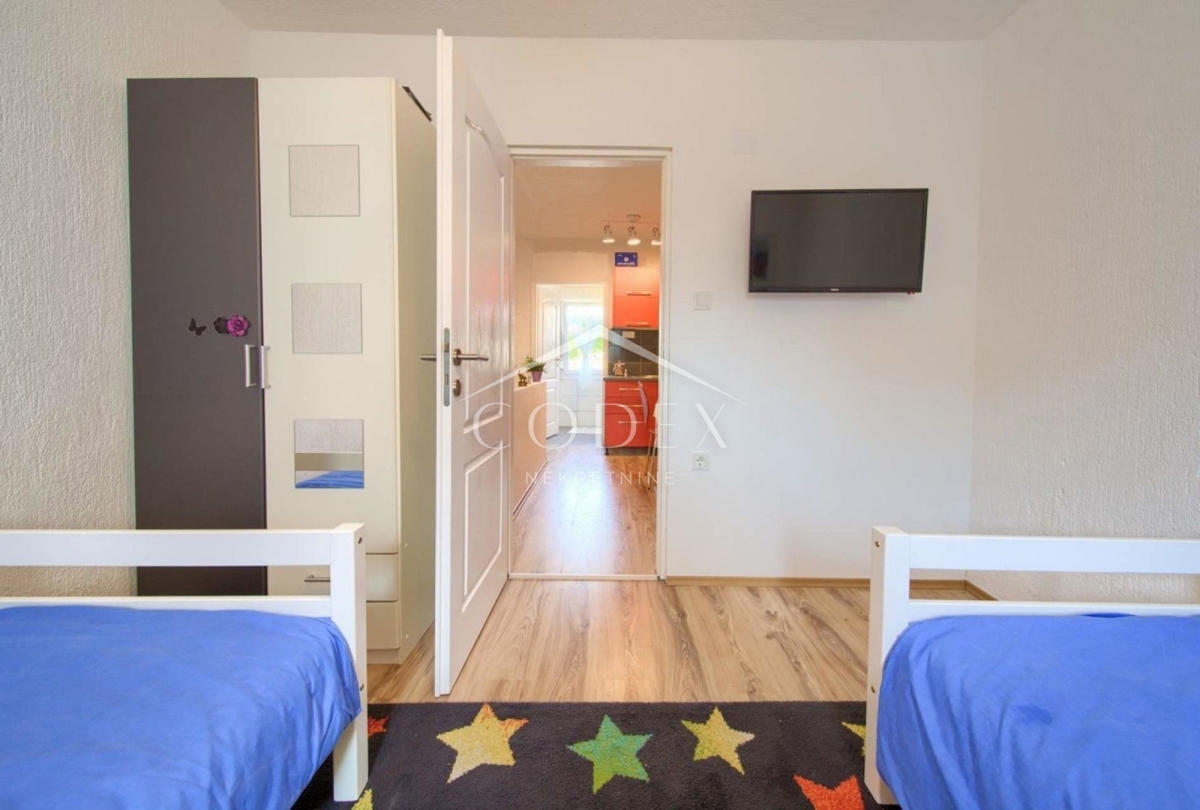 Vrbnik - prodaja hiše s pogledom na morje in 2 apartmaja