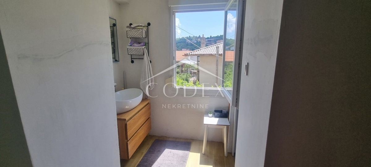 Vrbnik - prodaja hiše s pogledom na morje in 2 apartmaja