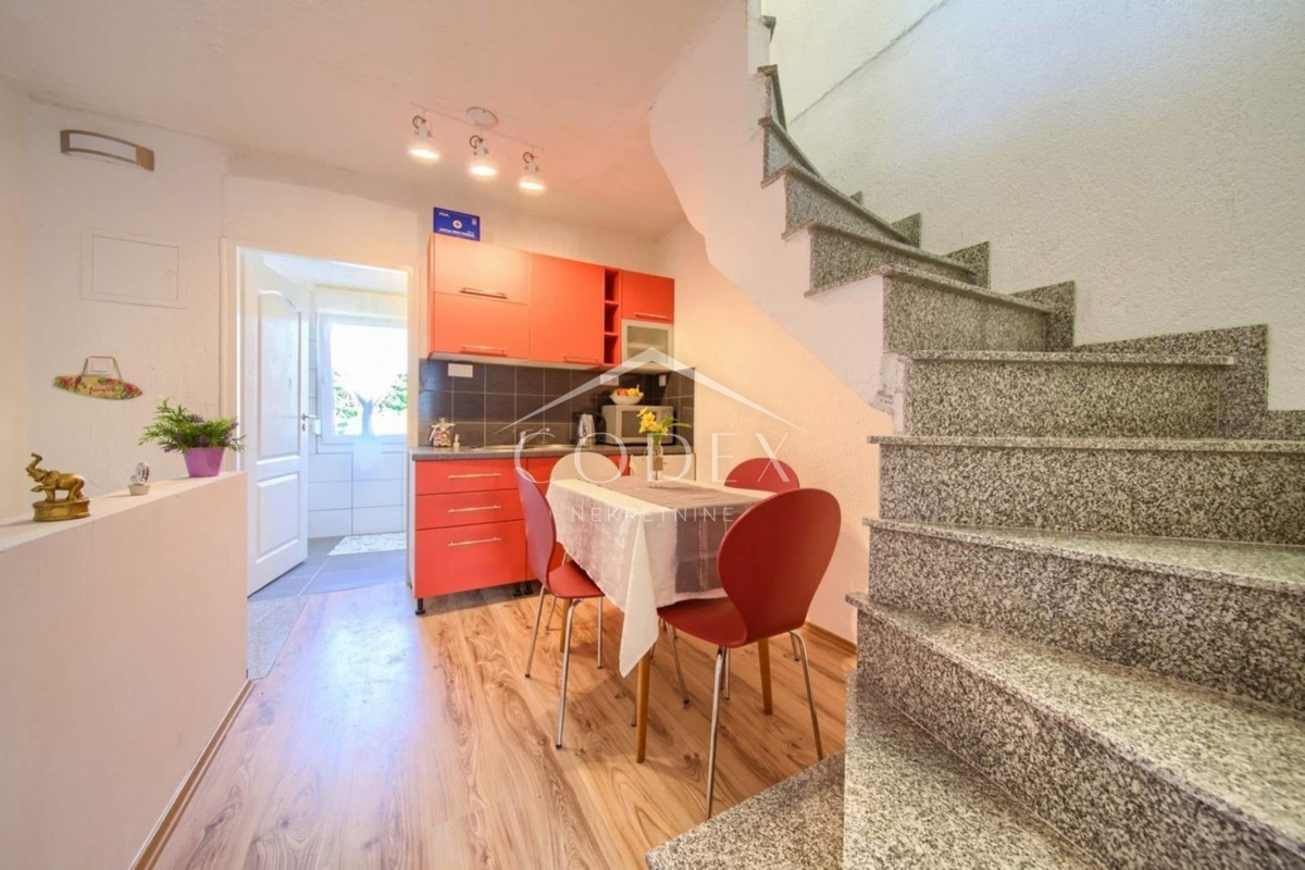 Vrbnik - prodaja hiše s pogledom na morje in 2 apartmaja