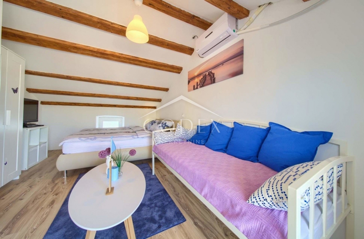 Vrbnik - prodaja hiše s pogledom na morje in 2 apartmaja