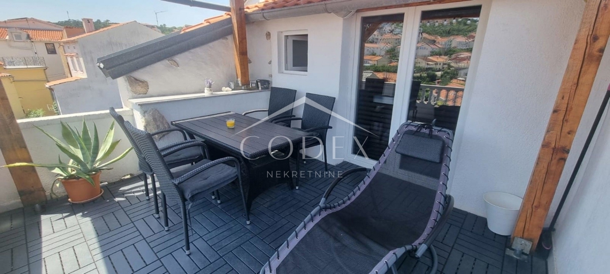 Vrbnik - prodaja hiše s pogledom na morje in 2 apartmaja