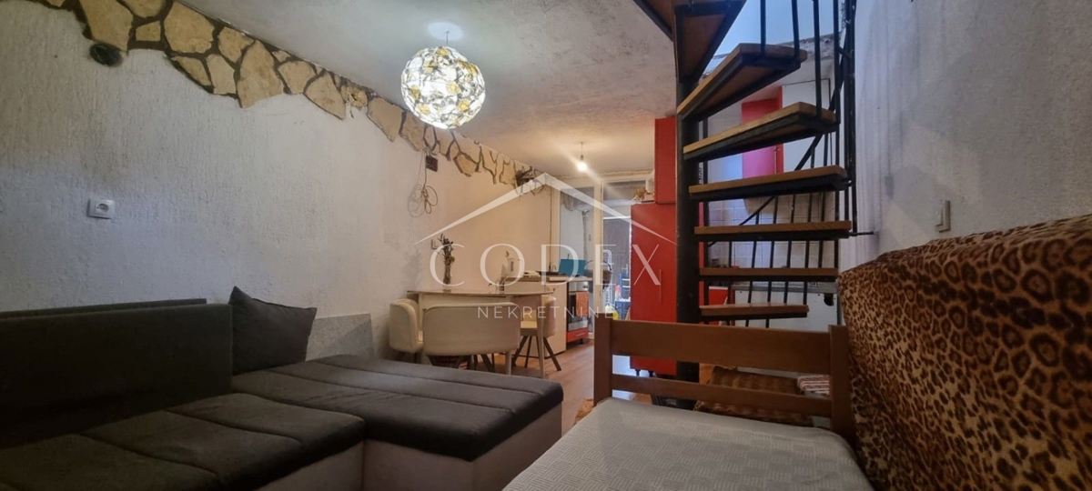 Vrbnik - prodaja hiše s pogledom na morje in 2 apartmaja