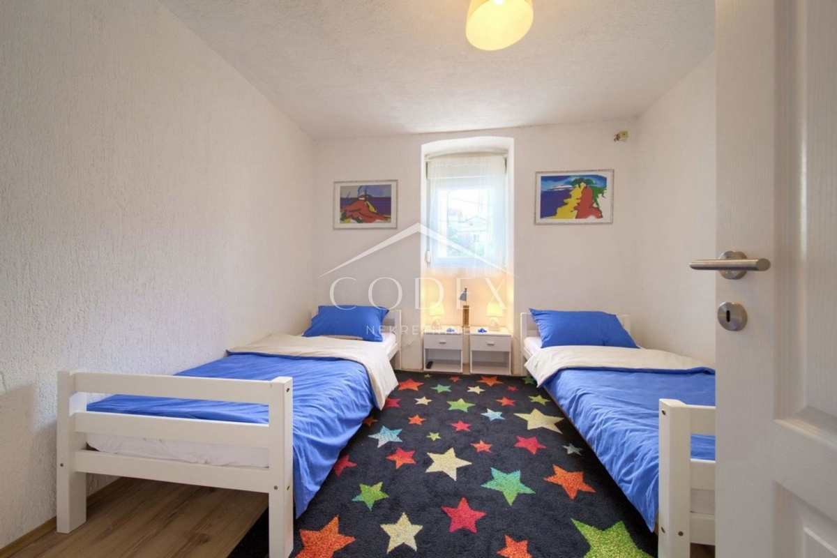 Vrbnik - prodaja hiše s pogledom na morje in 2 apartmaja