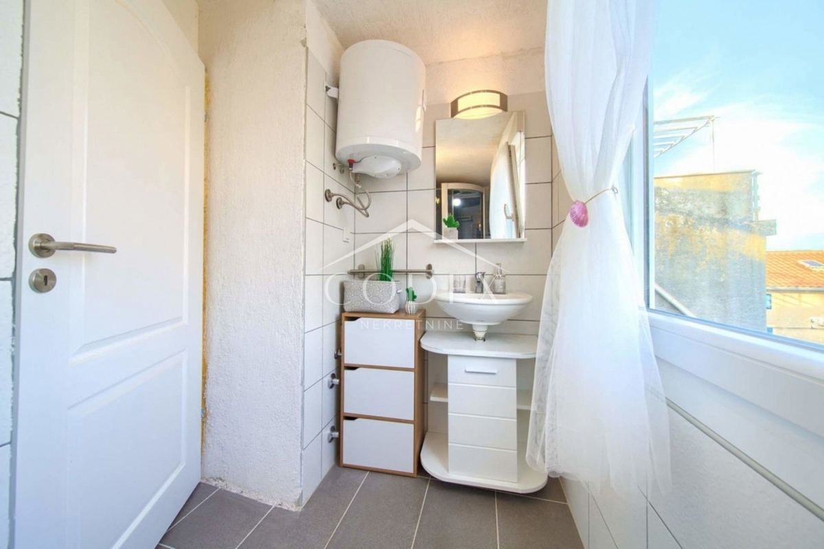 Vrbnik - prodaja hiše s pogledom na morje in 2 apartmaja