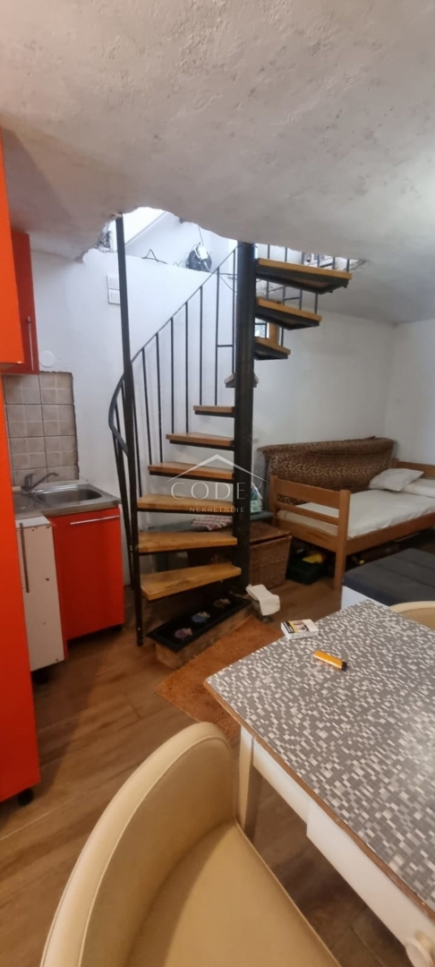 Vrbnik - prodaja hiše s pogledom na morje in 2 apartmaja