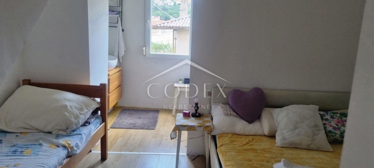 Vrbnik - prodaja hiše s pogledom na morje in 2 apartmaja