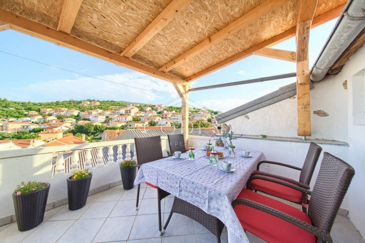 Vrbnik - prodaja hiše s pogledom na morje in 2 apartmaja