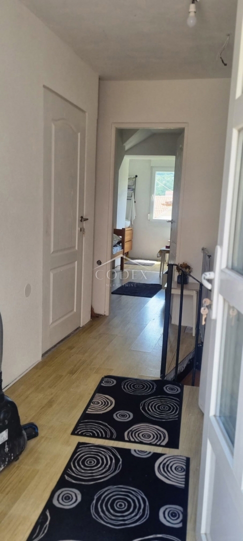 Vrbnik - prodaja hiše s pogledom na morje in 2 apartmaja