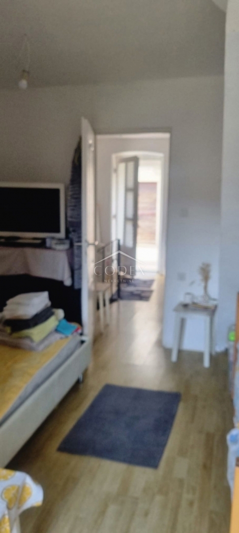 Vrbnik - prodaja hiše s pogledom na morje in 2 apartmaja