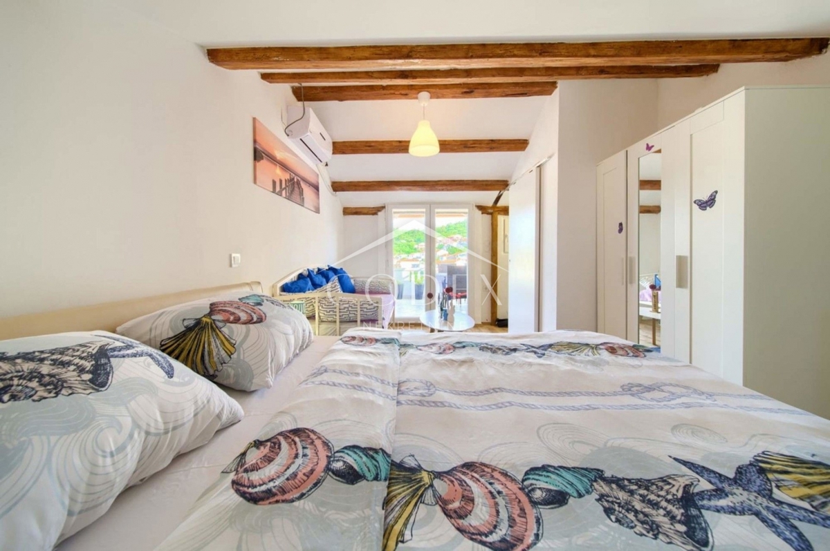 Vrbnik - prodaja hiše s pogledom na morje in 2 apartmaja