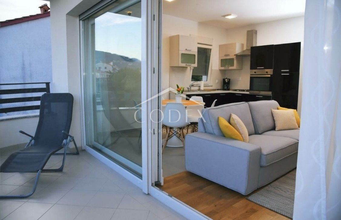 Matulji - hiša s 3 trisobnimi apartmaji in bazenom